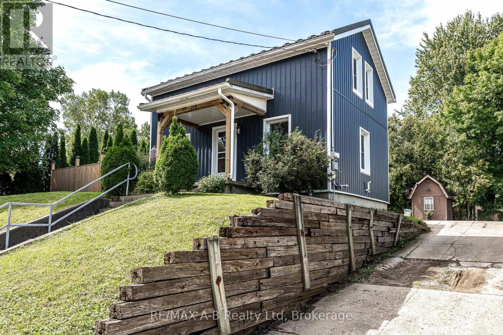 158 JAMES STREET N - 3