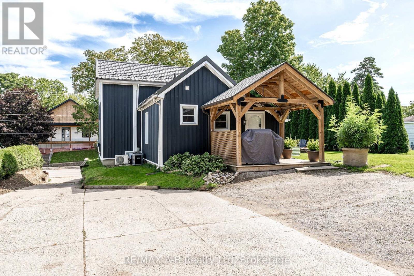 158 JAMES STREET N - 33