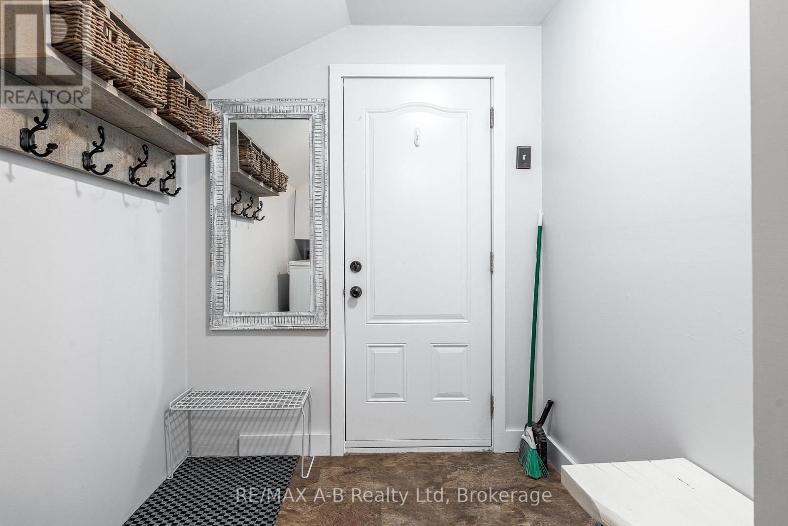 158 JAMES STREET N - 4