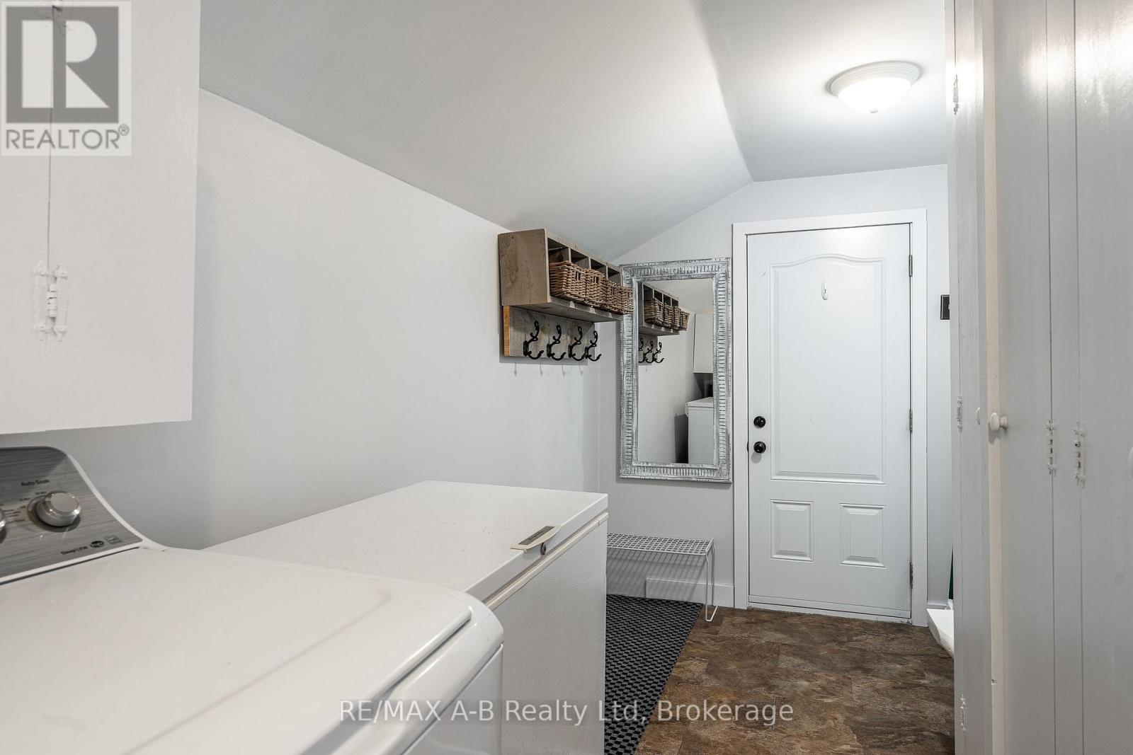 158 JAMES STREET N - 5
