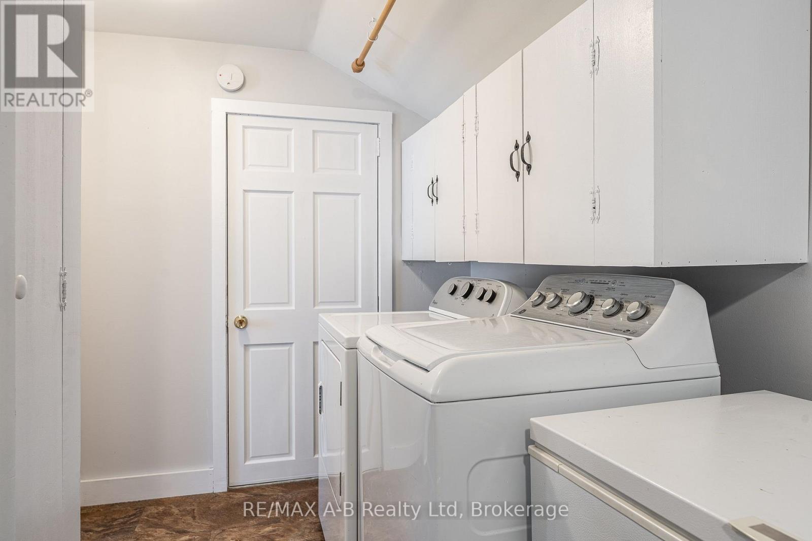 158 JAMES STREET N - 6