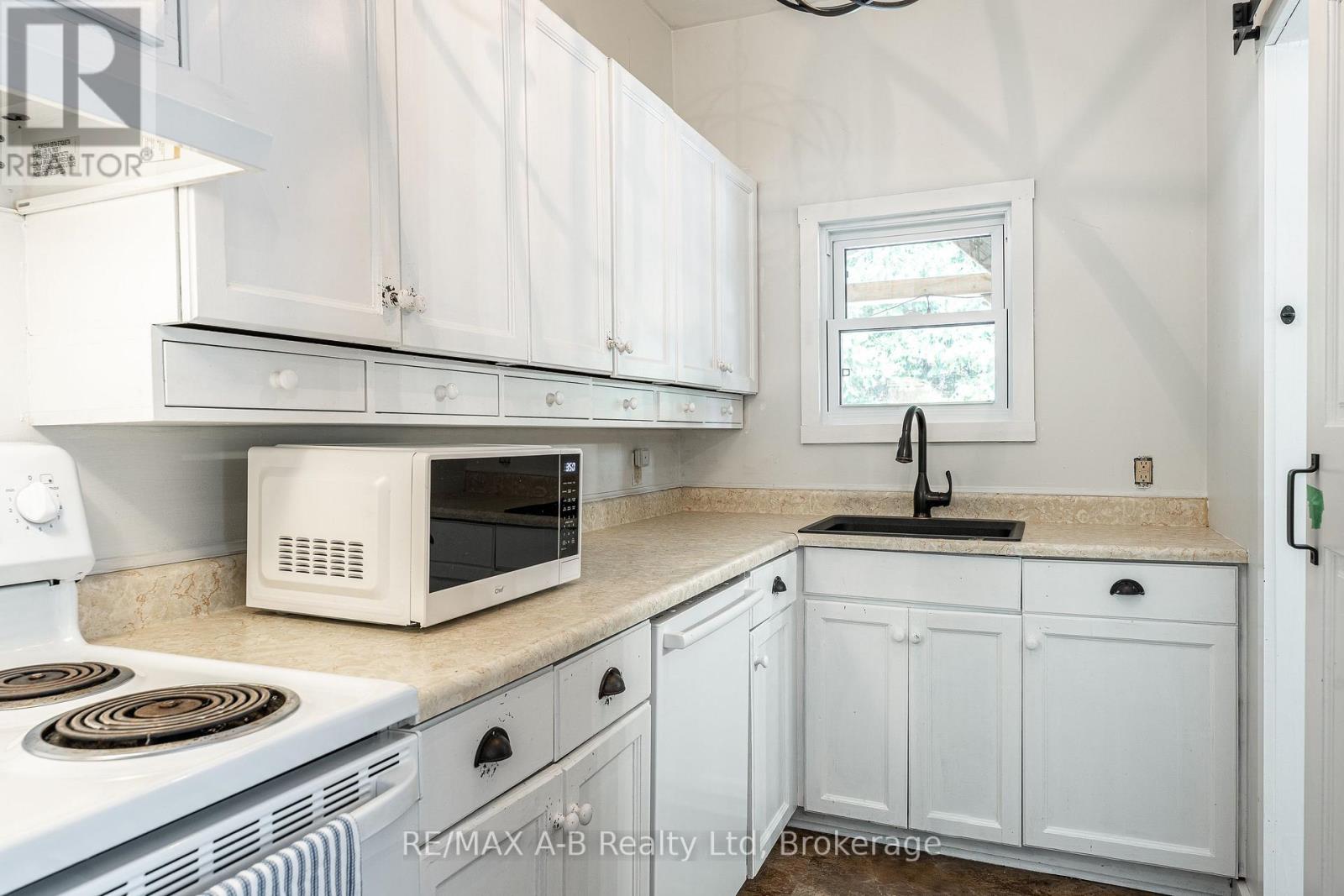 158 JAMES STREET N - 8