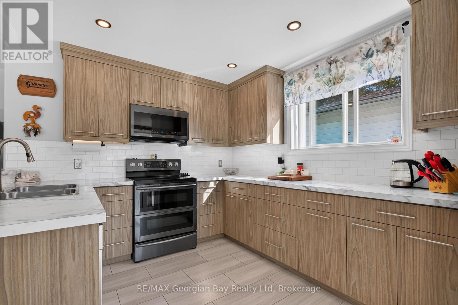 898 YONGE STREET - 10