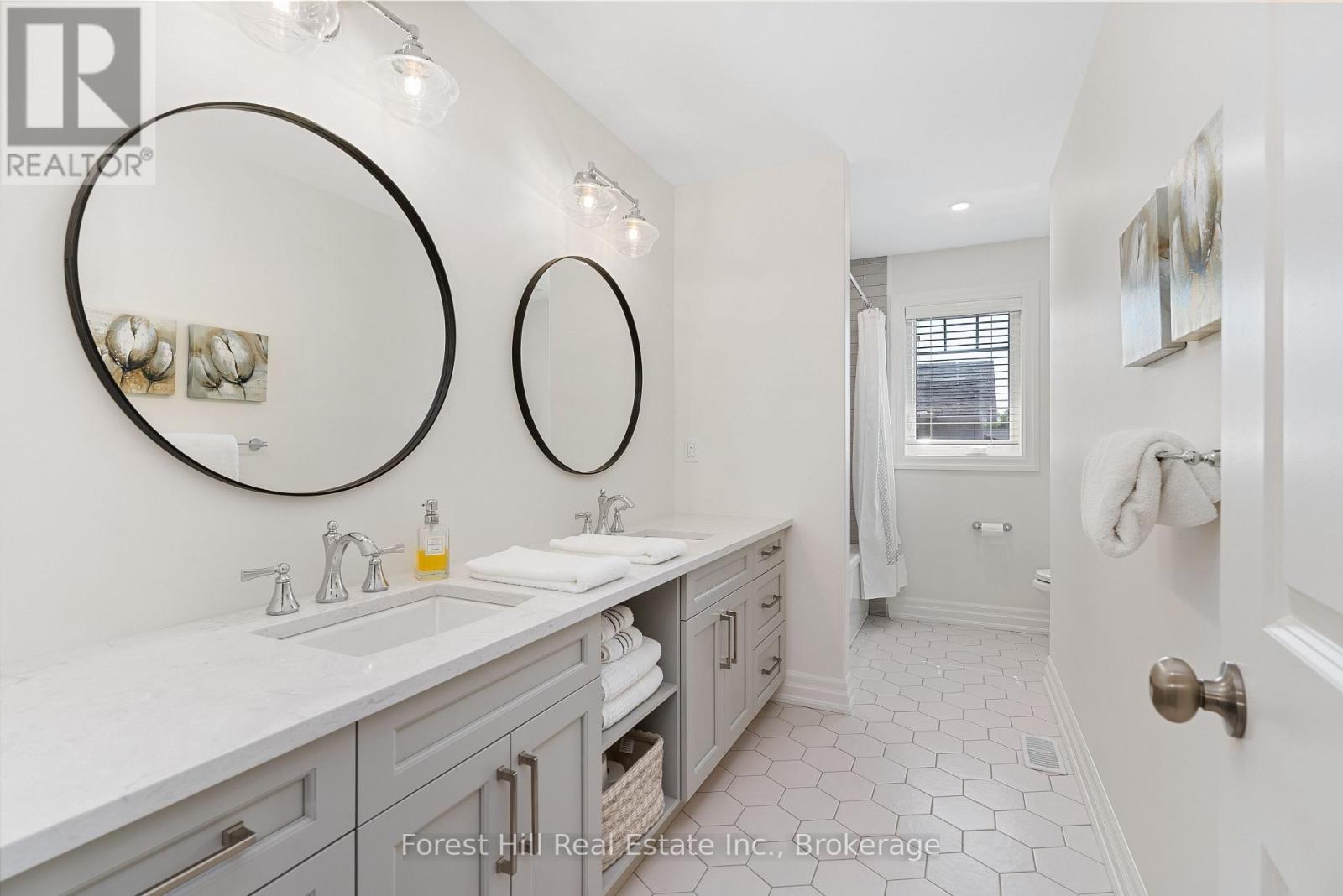 155 GLENLAKE BOULEVARD - Image 32