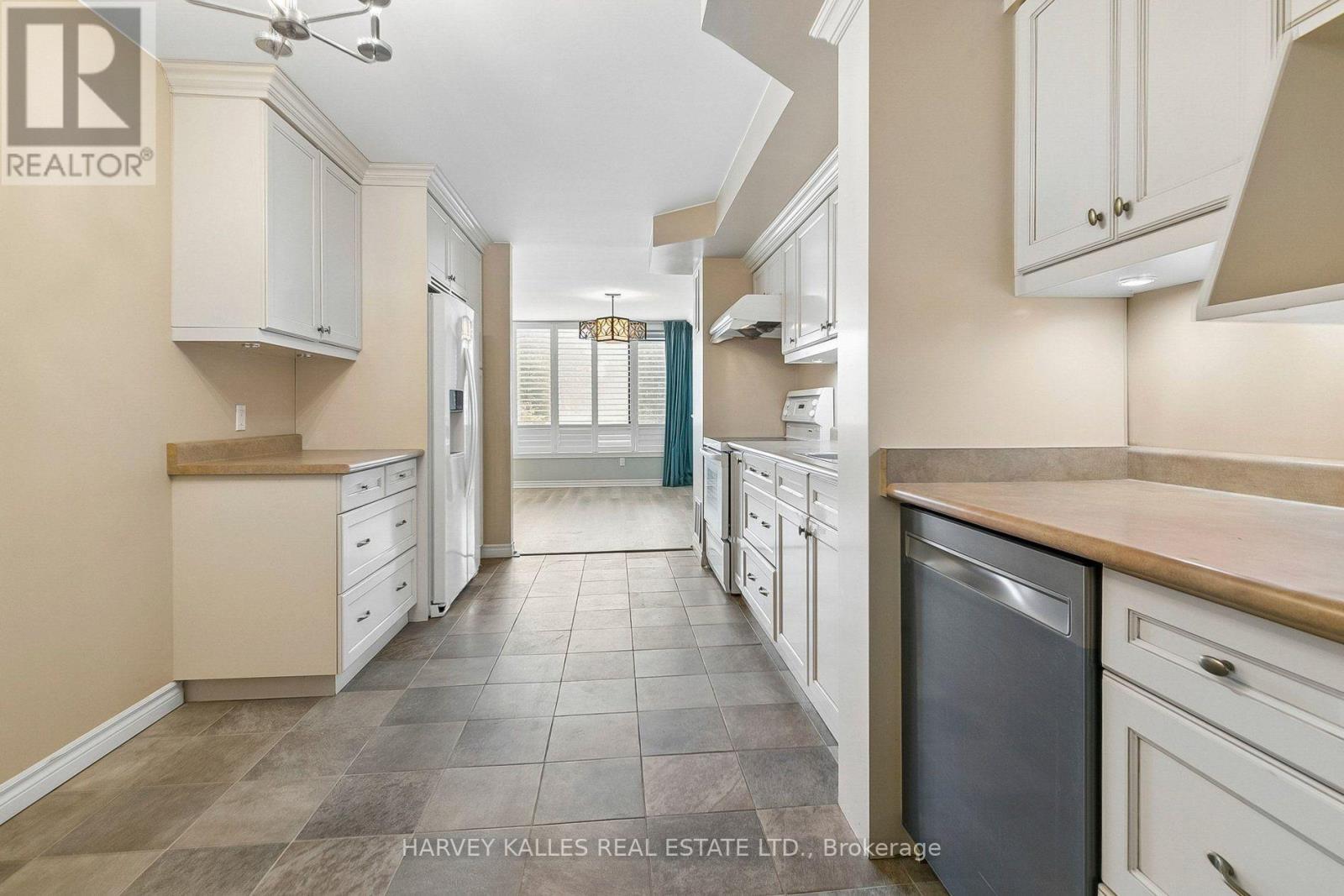 #204 65 SKYMARK DRIVE - Image 15