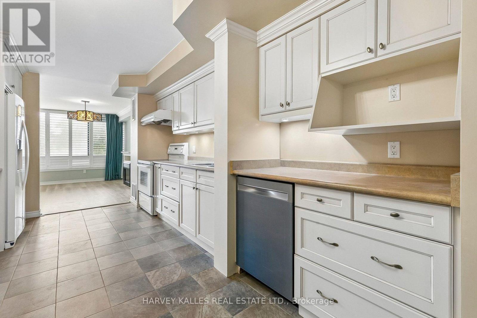 #204 65 SKYMARK DRIVE - Image 17