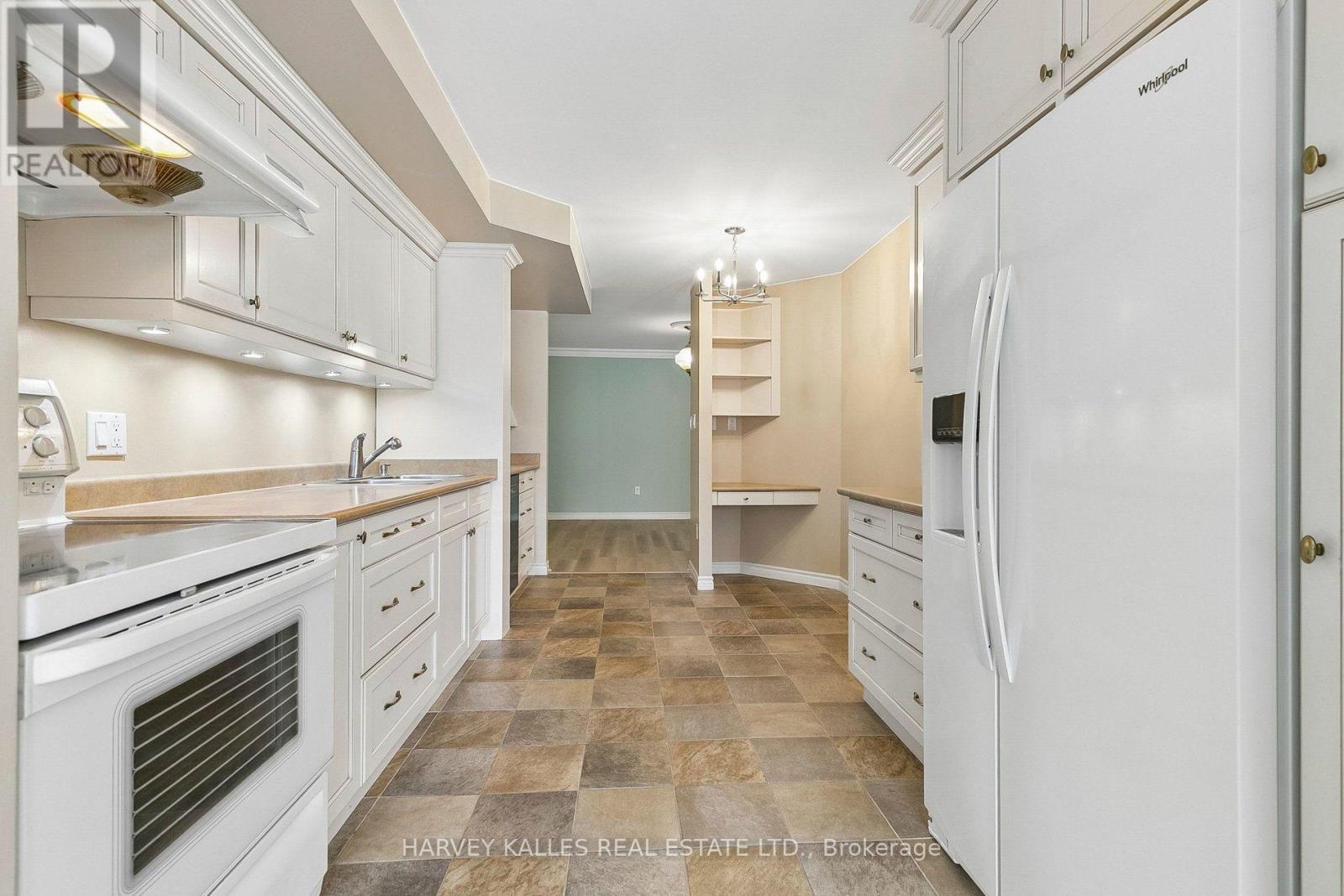#204 65 SKYMARK DRIVE - Image 20