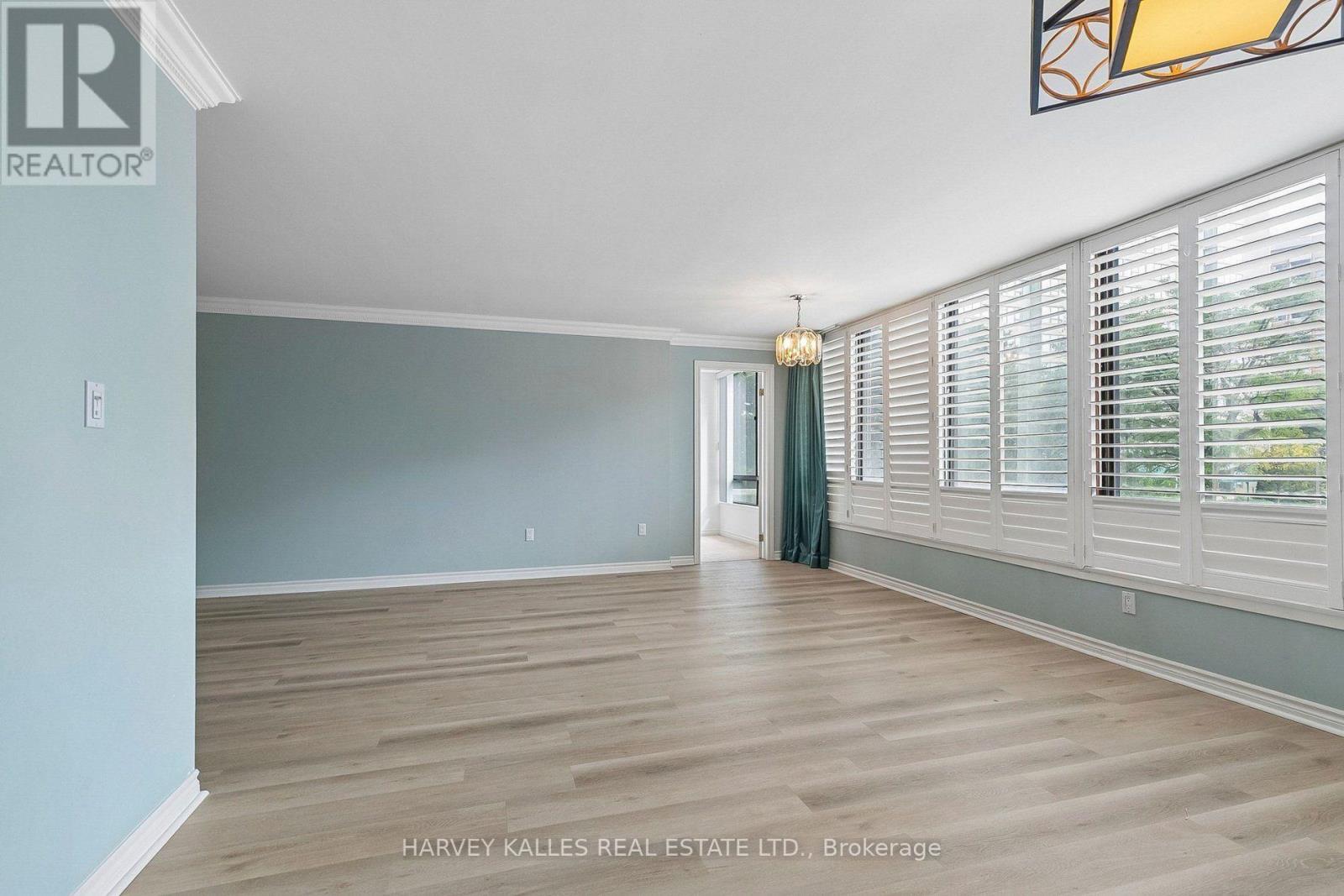 #204 65 SKYMARK DRIVE - Image 28