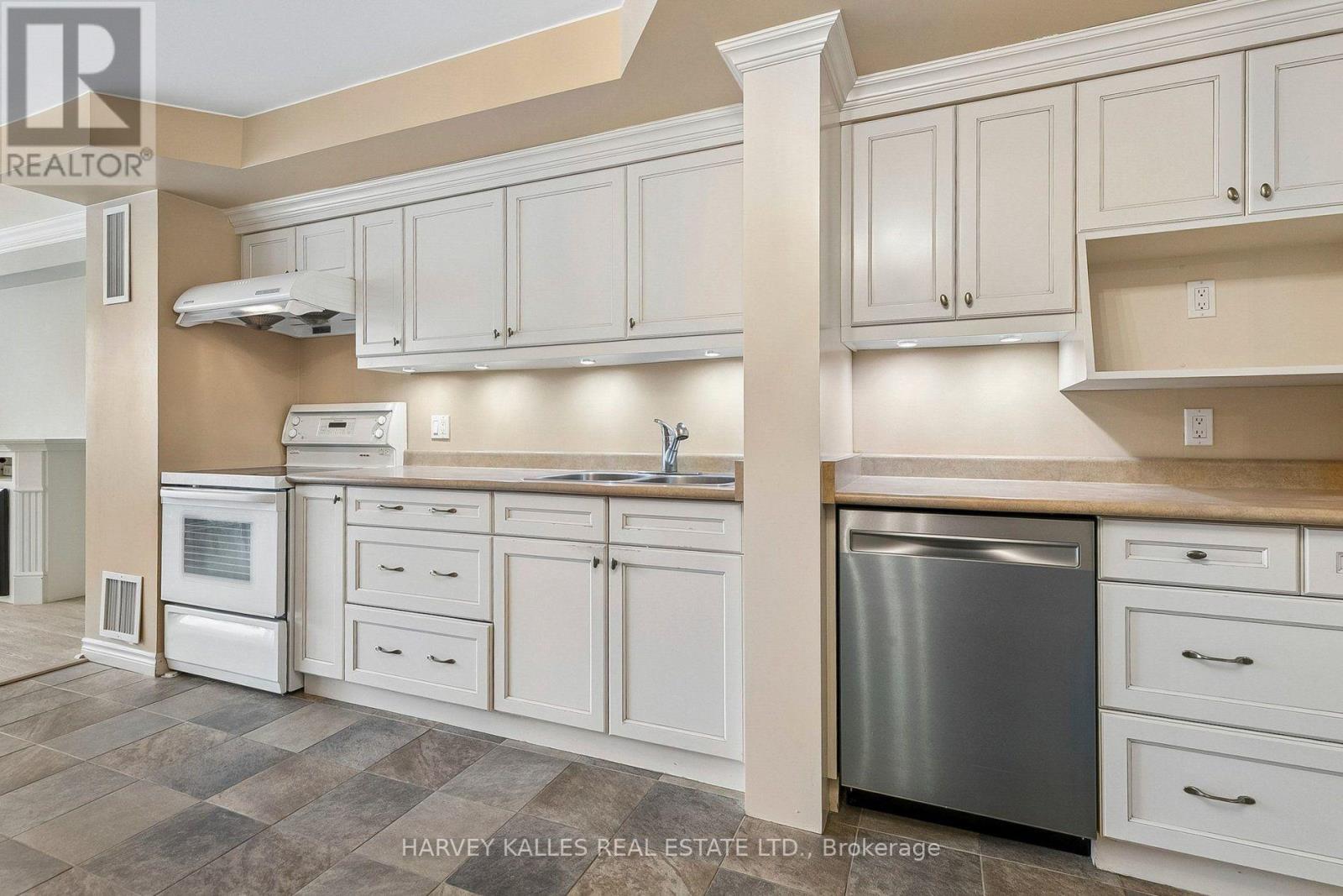 #204 65 SKYMARK DRIVE - Image 12