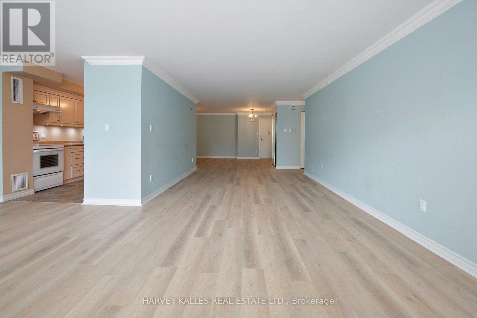 #204 65 SKYMARK DRIVE - Image 27