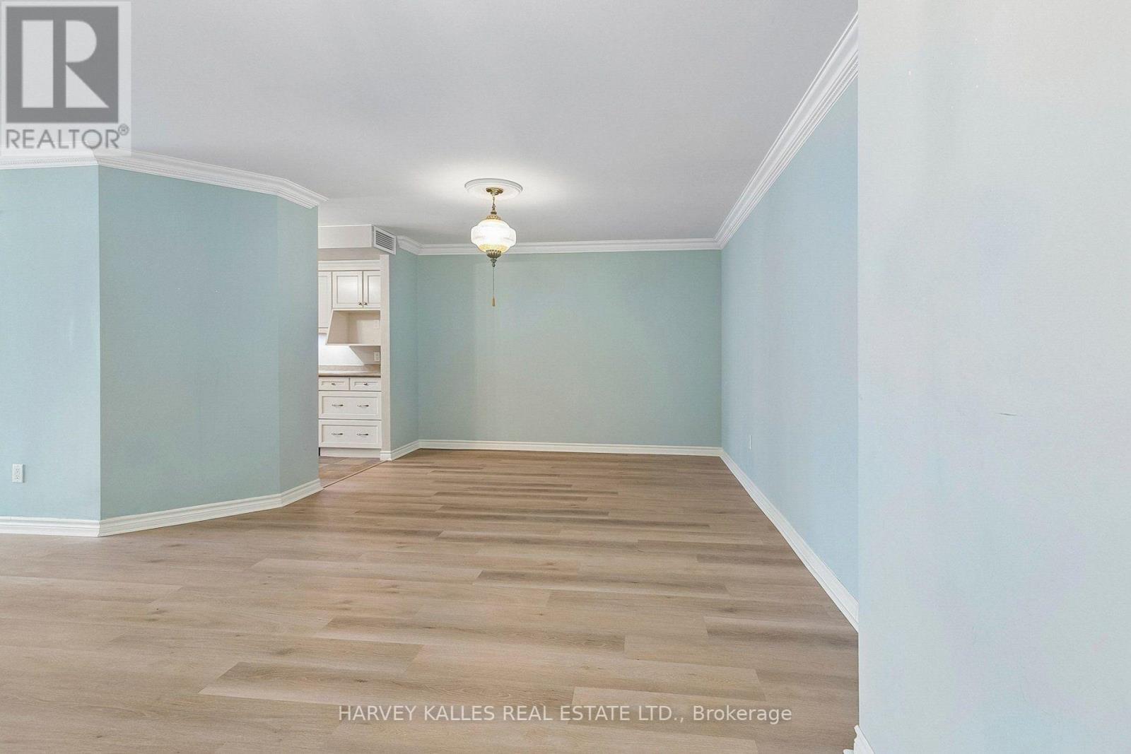 #204 65 SKYMARK DRIVE - Image 21