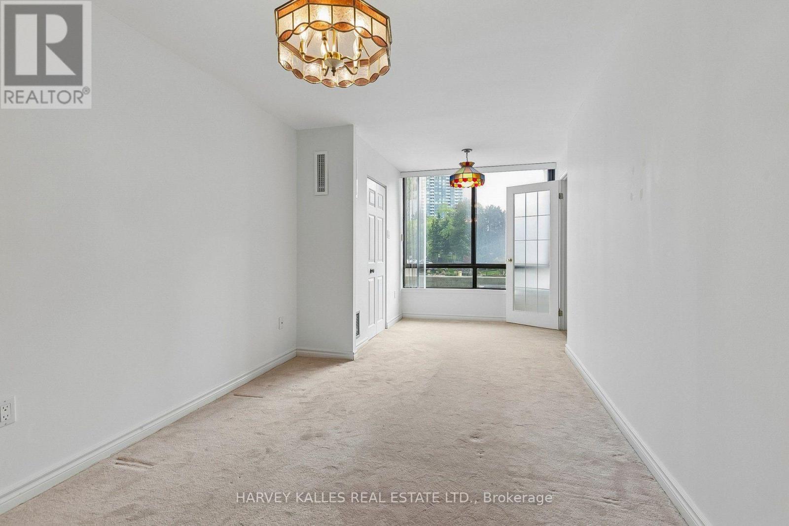 #204 65 SKYMARK DRIVE - 38