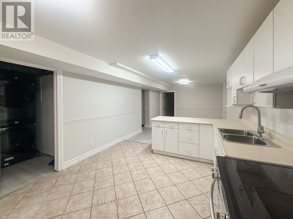 LOWER - 130 KINGSLAKE ROAD, Toronto (Don Valley Village) — photo 2