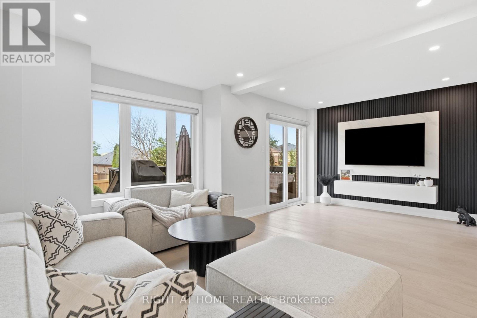 217 ROSANNA CRESCENT - 18