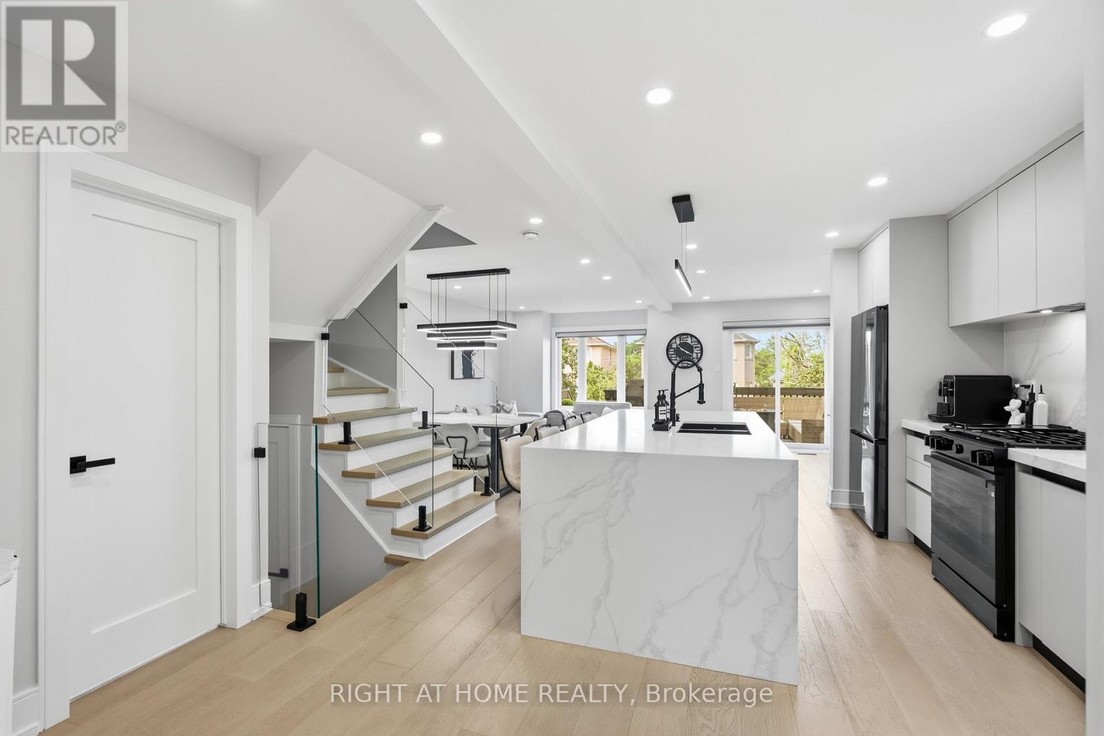 217 ROSANNA CRESCENT - 4