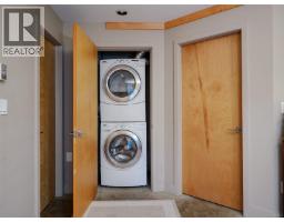 1047 San Marino Cres, Saanich, BC V8X3B3 Photo 27
