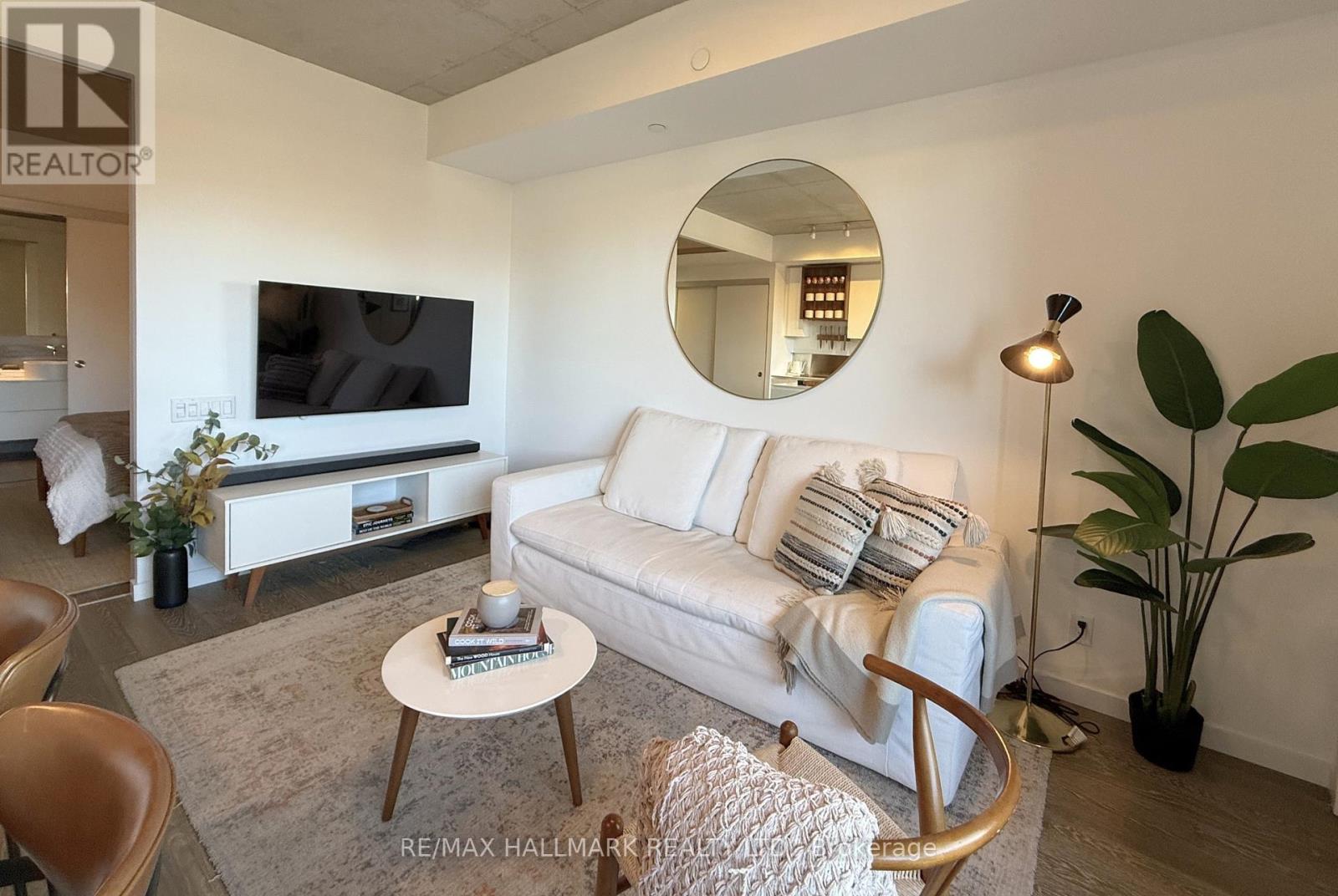 #313 383 SORAUREN AVENUE - Image 3