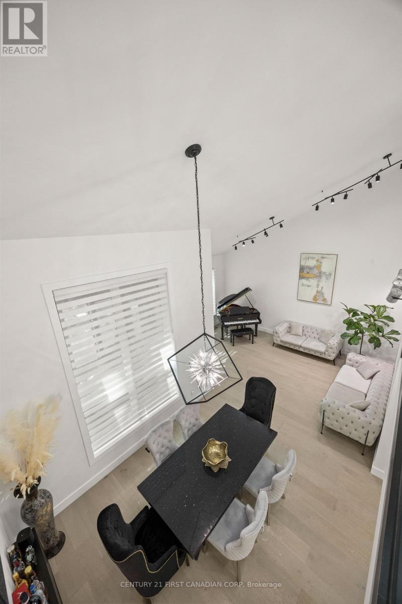 28 LINDBROOK COURT - 23