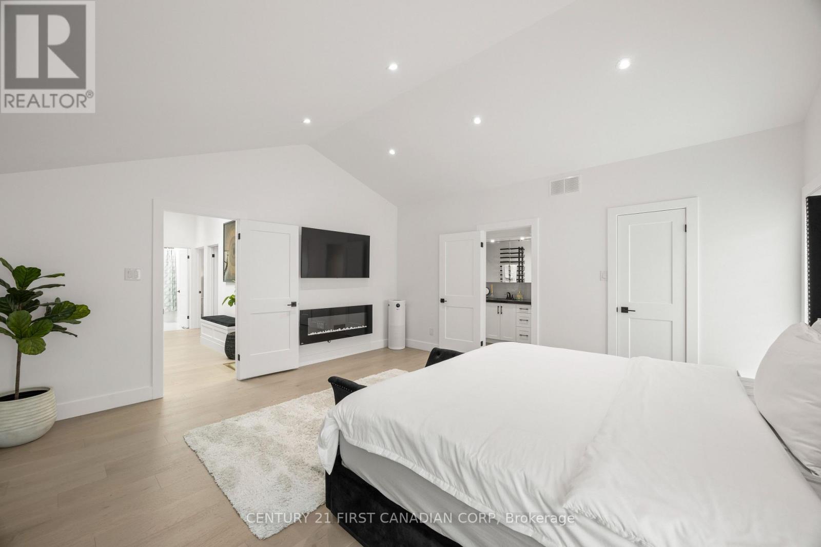 28 LINDBROOK COURT - 25