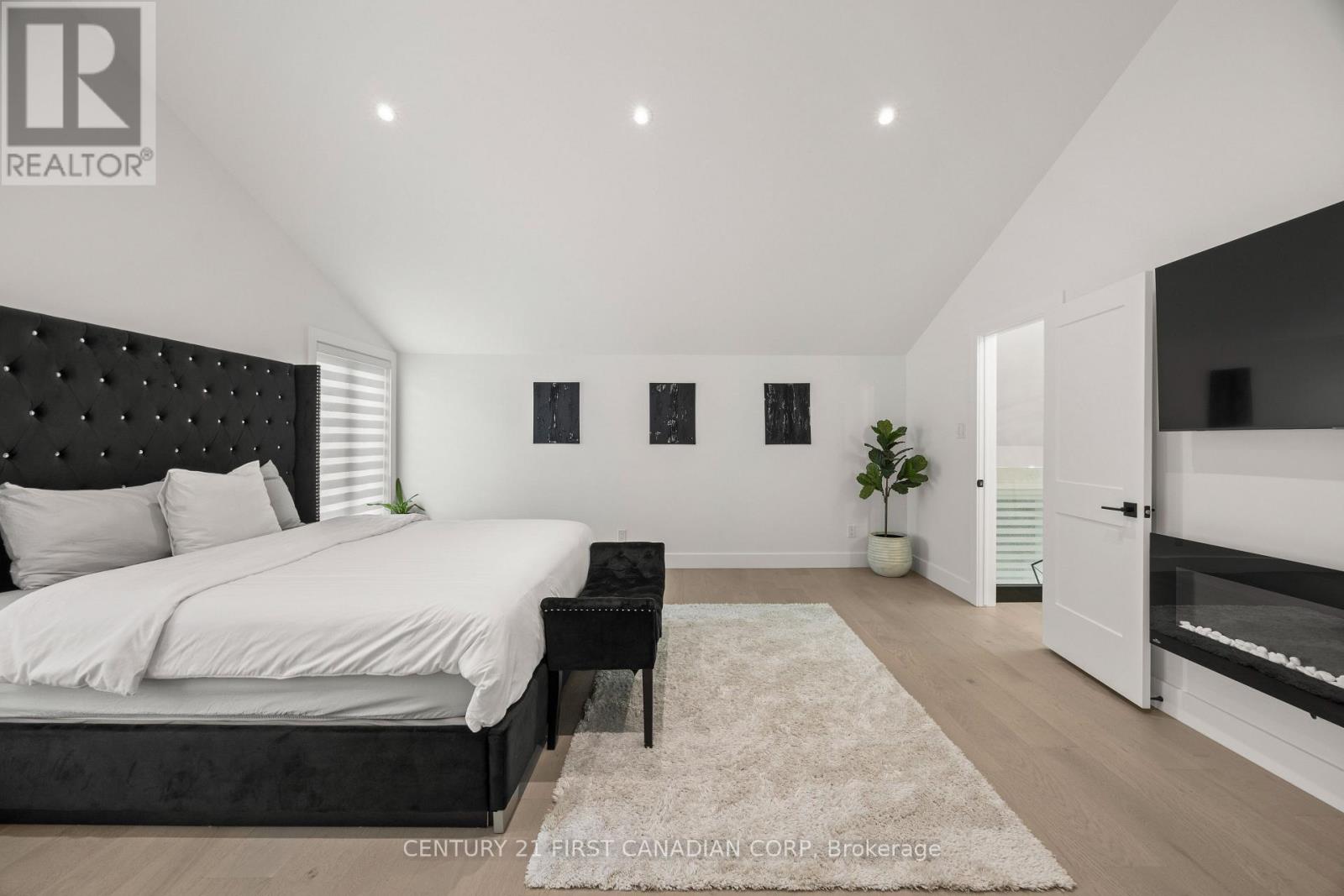 28 LINDBROOK COURT - 26