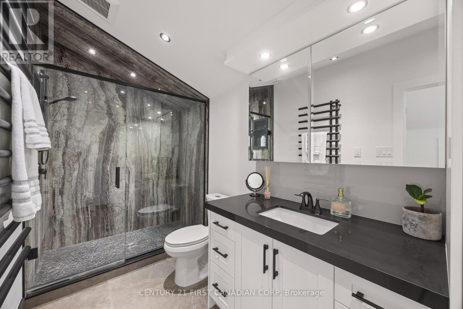 28 LINDBROOK COURT - 27