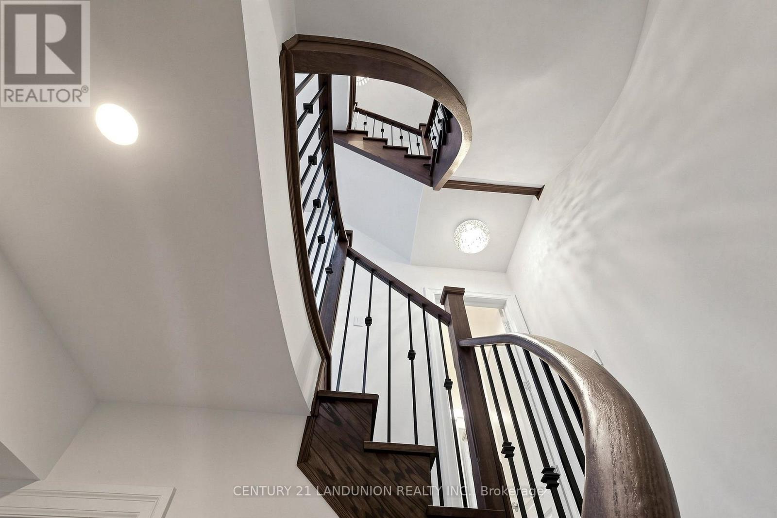 211 TOUCH GOLD CRESCENT - Image 25