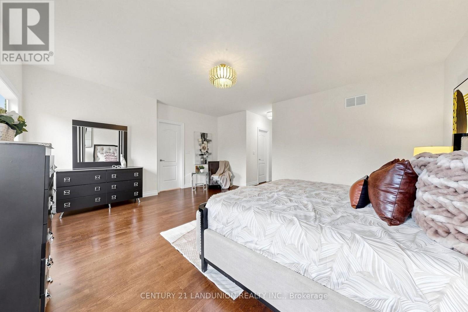 211 TOUCH GOLD CRESCENT - Image 30