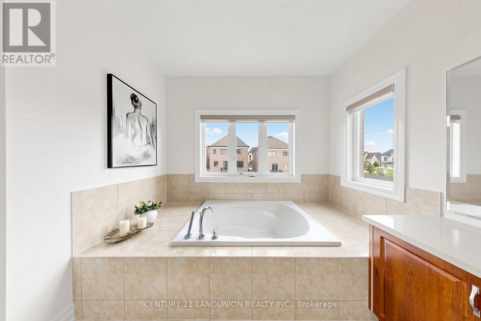211 TOUCH GOLD CRESCENT - Image 32