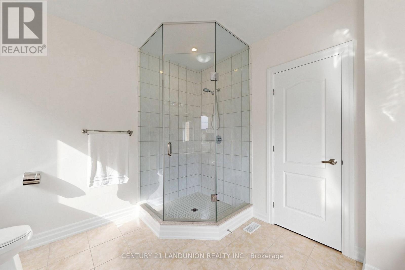 211 TOUCH GOLD CRESCENT - Image 33