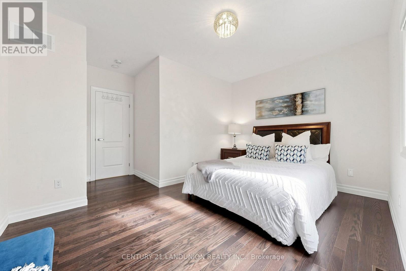 211 TOUCH GOLD CRESCENT - Image 35