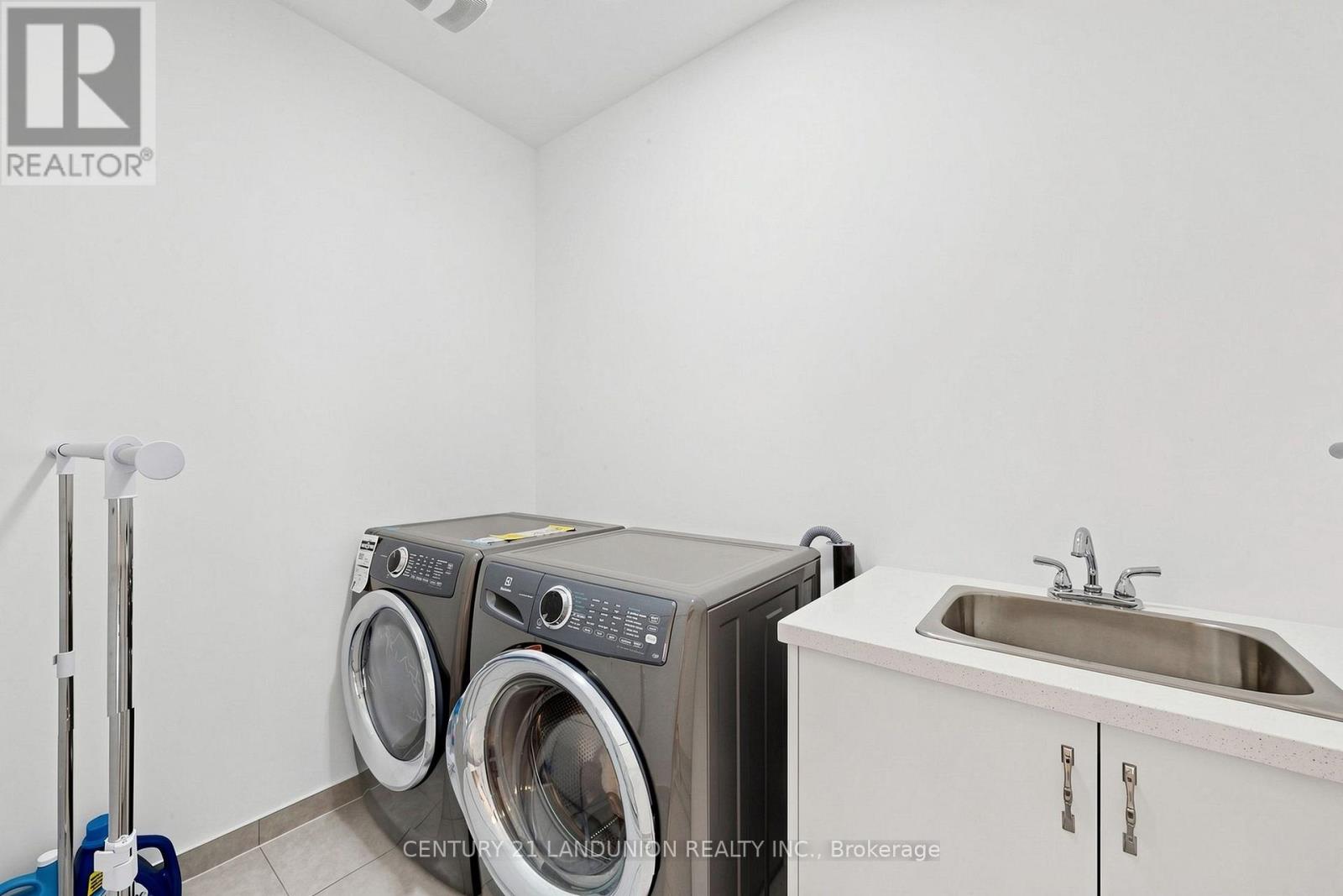 211 TOUCH GOLD CRESCENT - Image 44