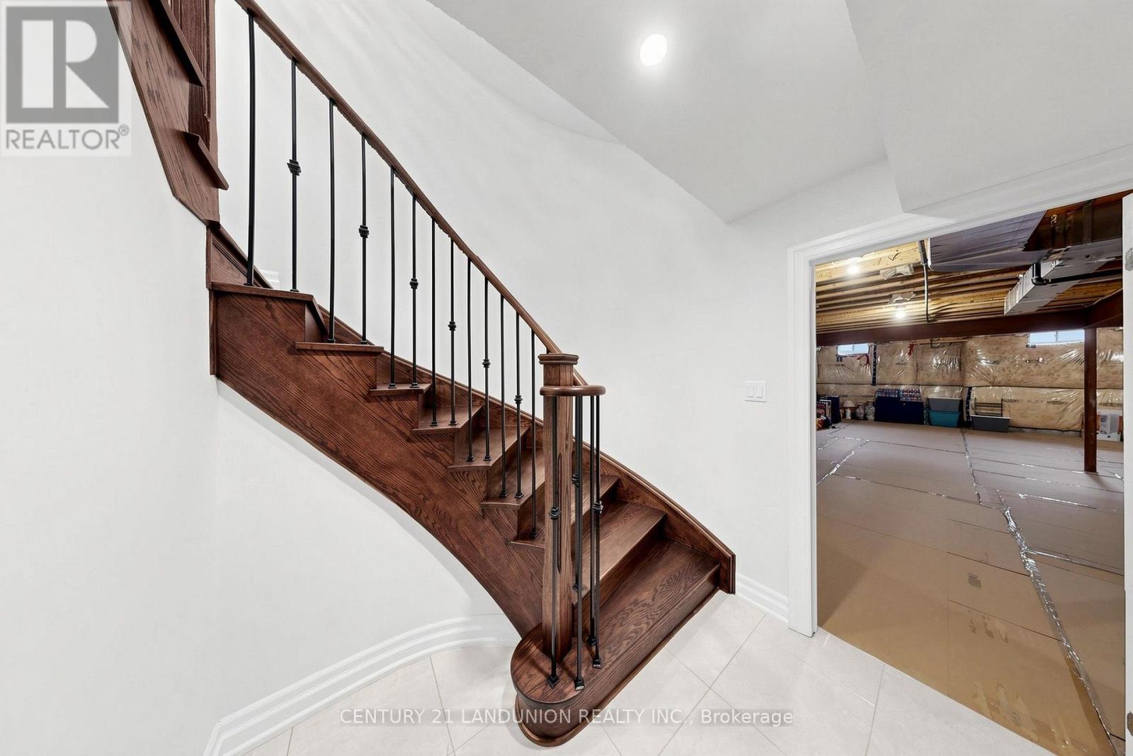 211 TOUCH GOLD CRESCENT - Image 45