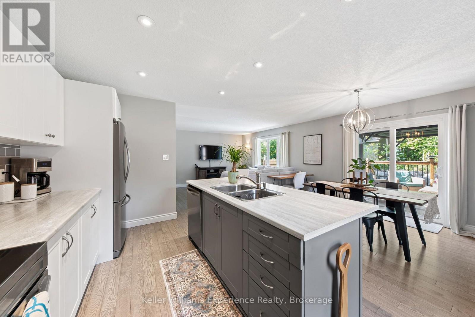 98 ANDERSON CRESCENT - 13