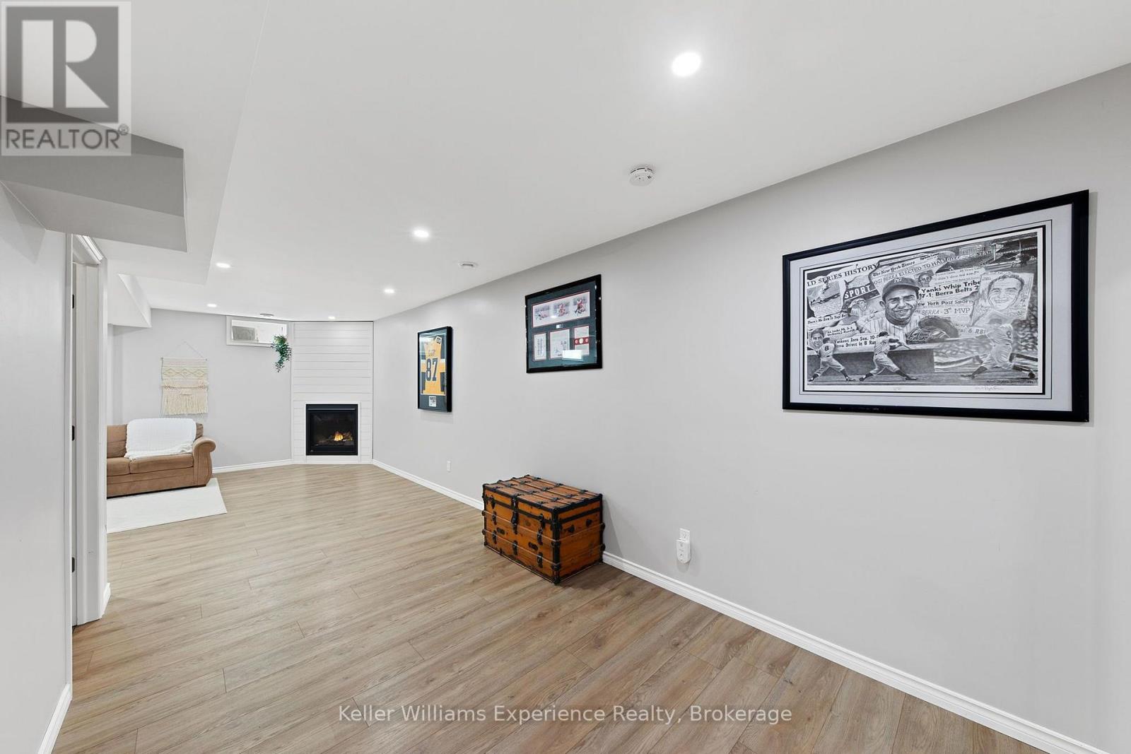 98 ANDERSON CRESCENT - 22