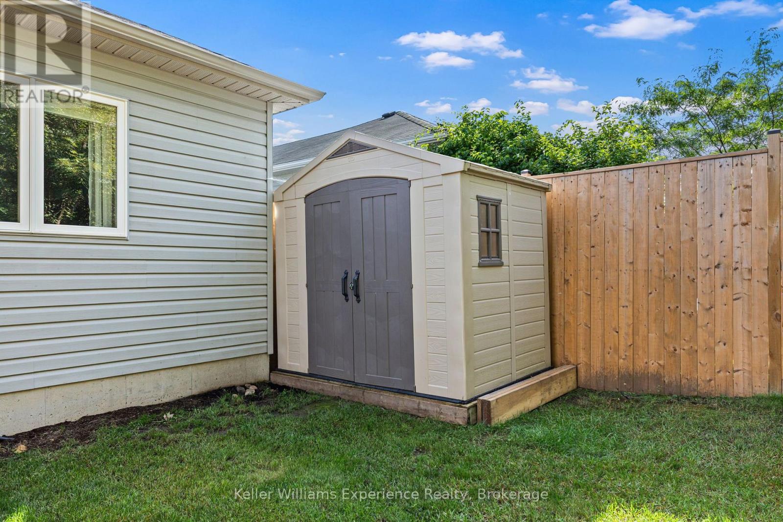 98 ANDERSON CRESCENT - 35
