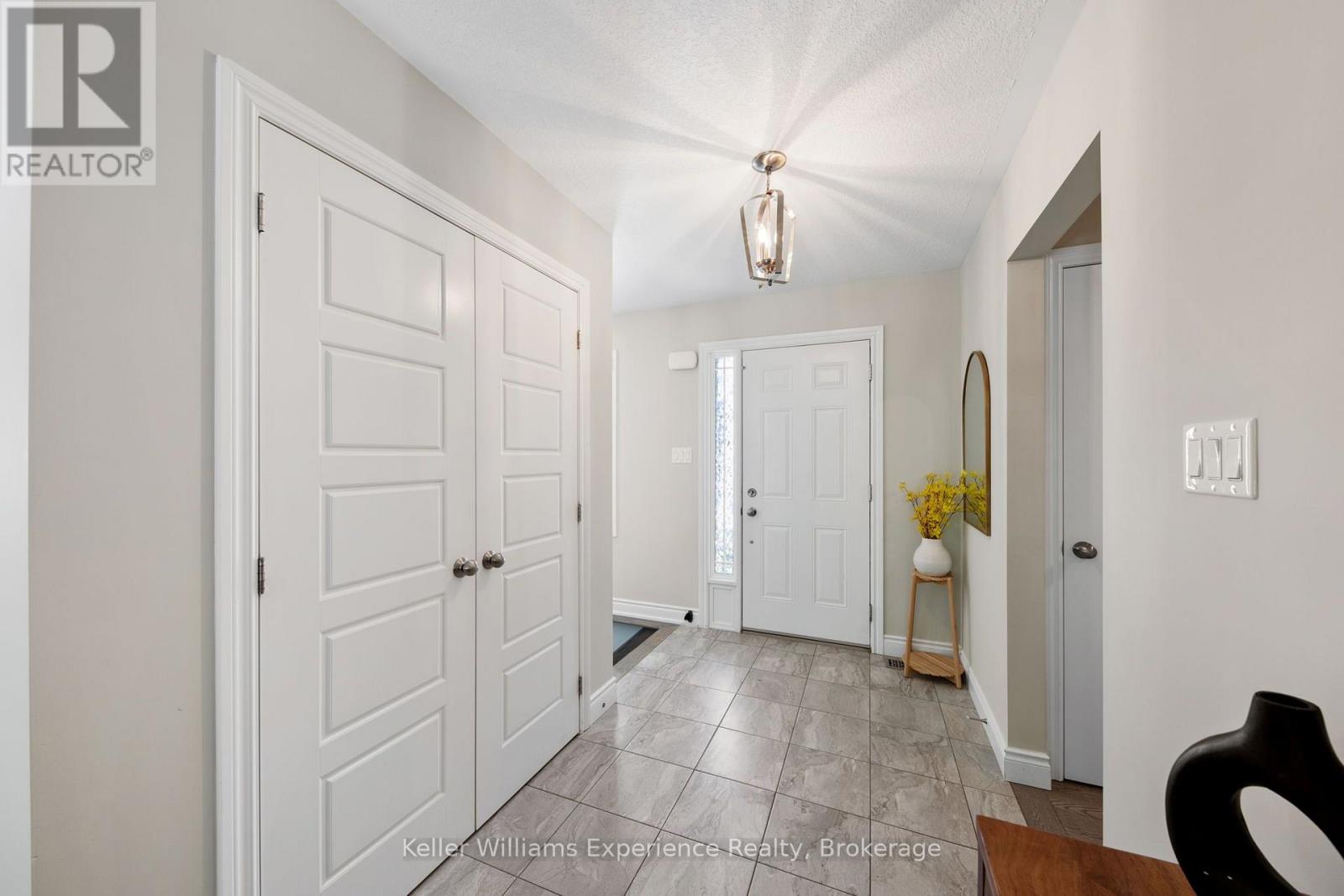 98 ANDERSON CRESCENT - 7