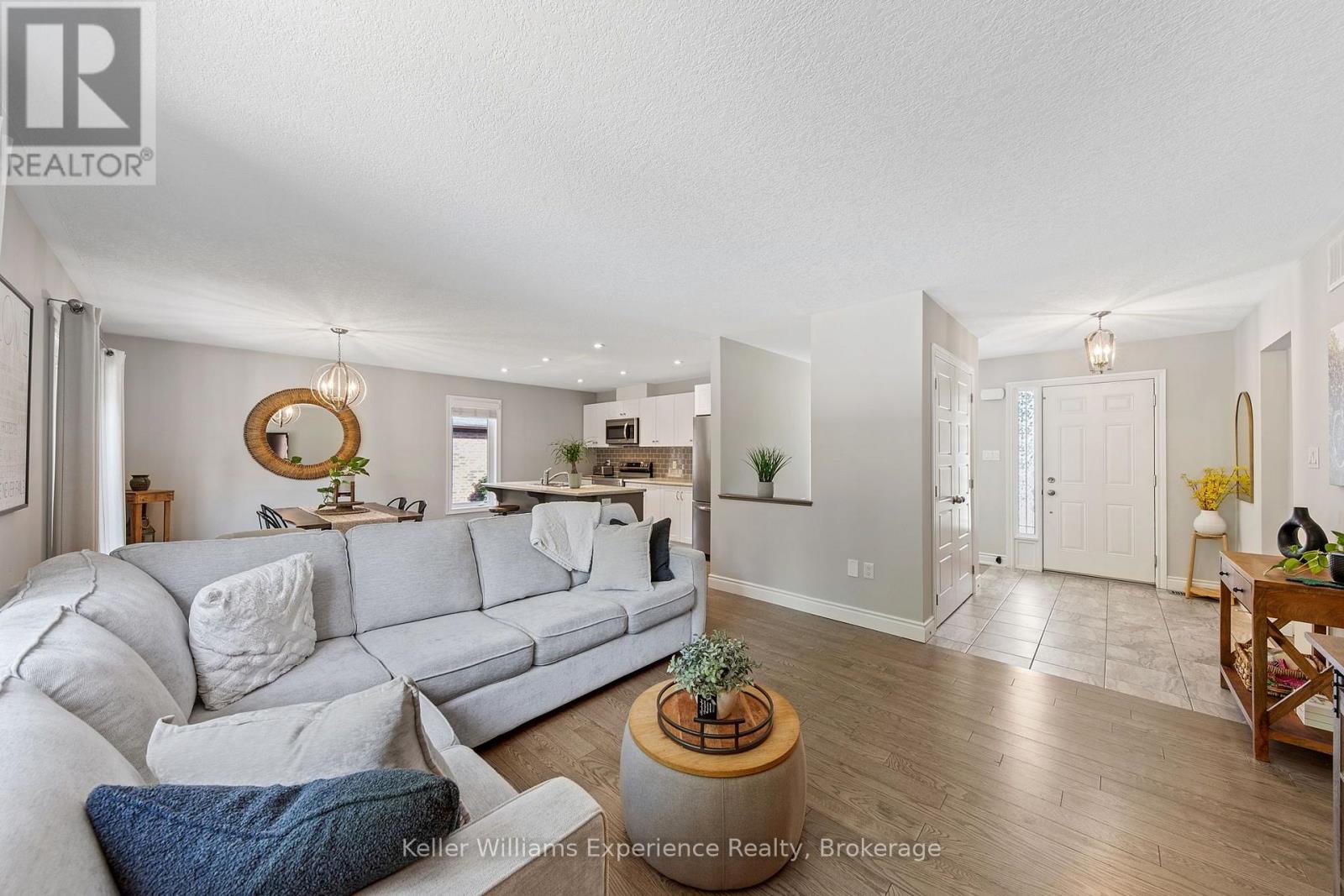 98 ANDERSON CRESCENT - 9