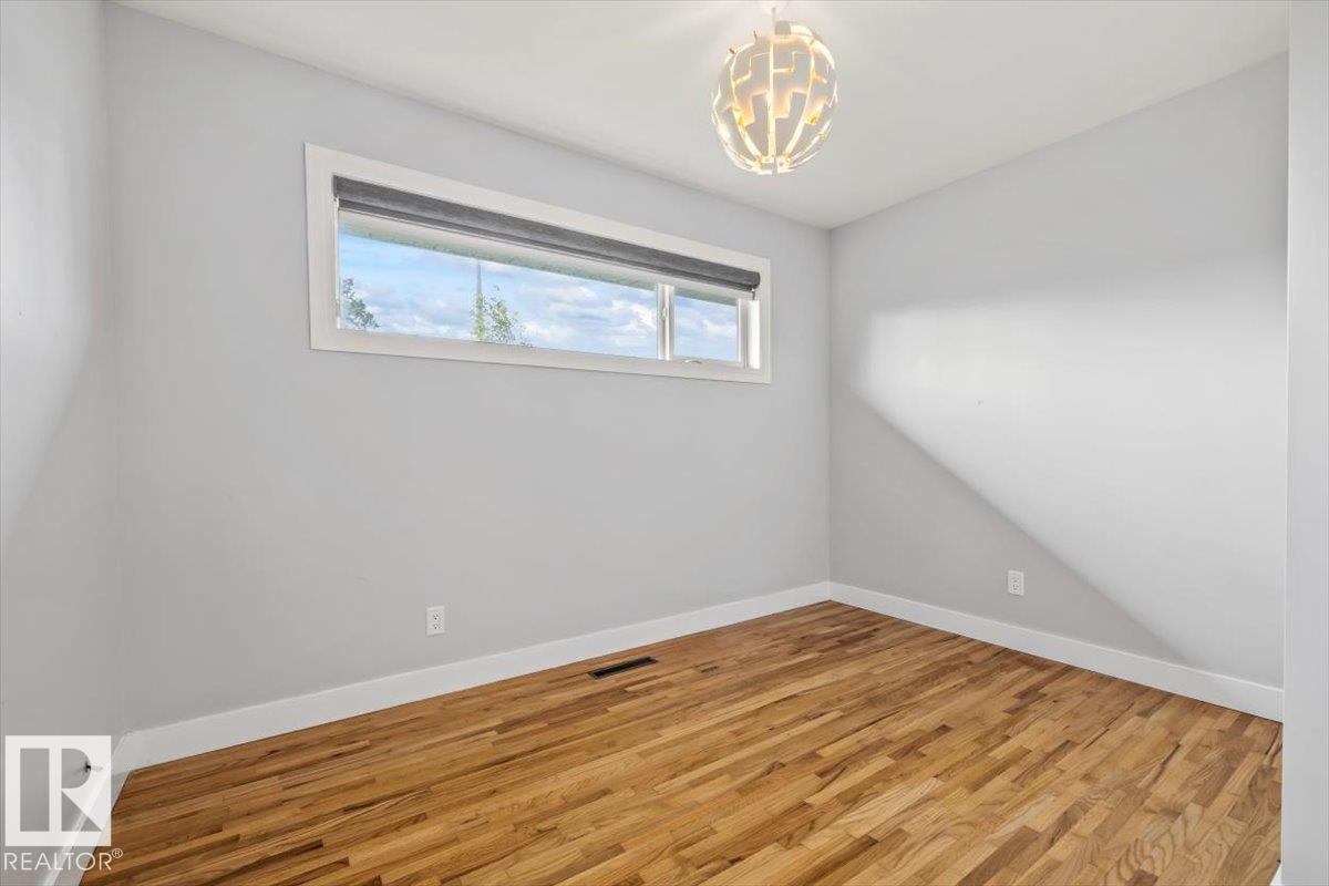 8663 64 AV NW - 12