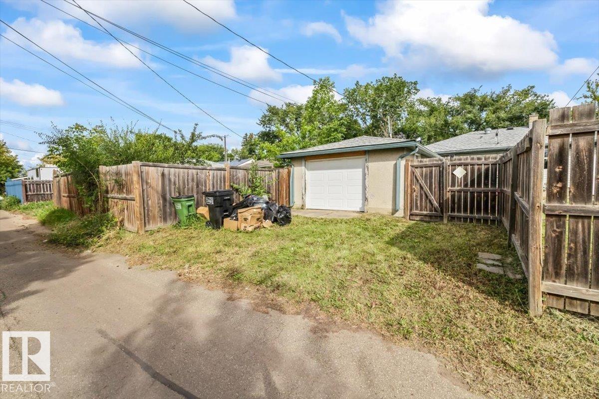 8663 64 AV NW - 27