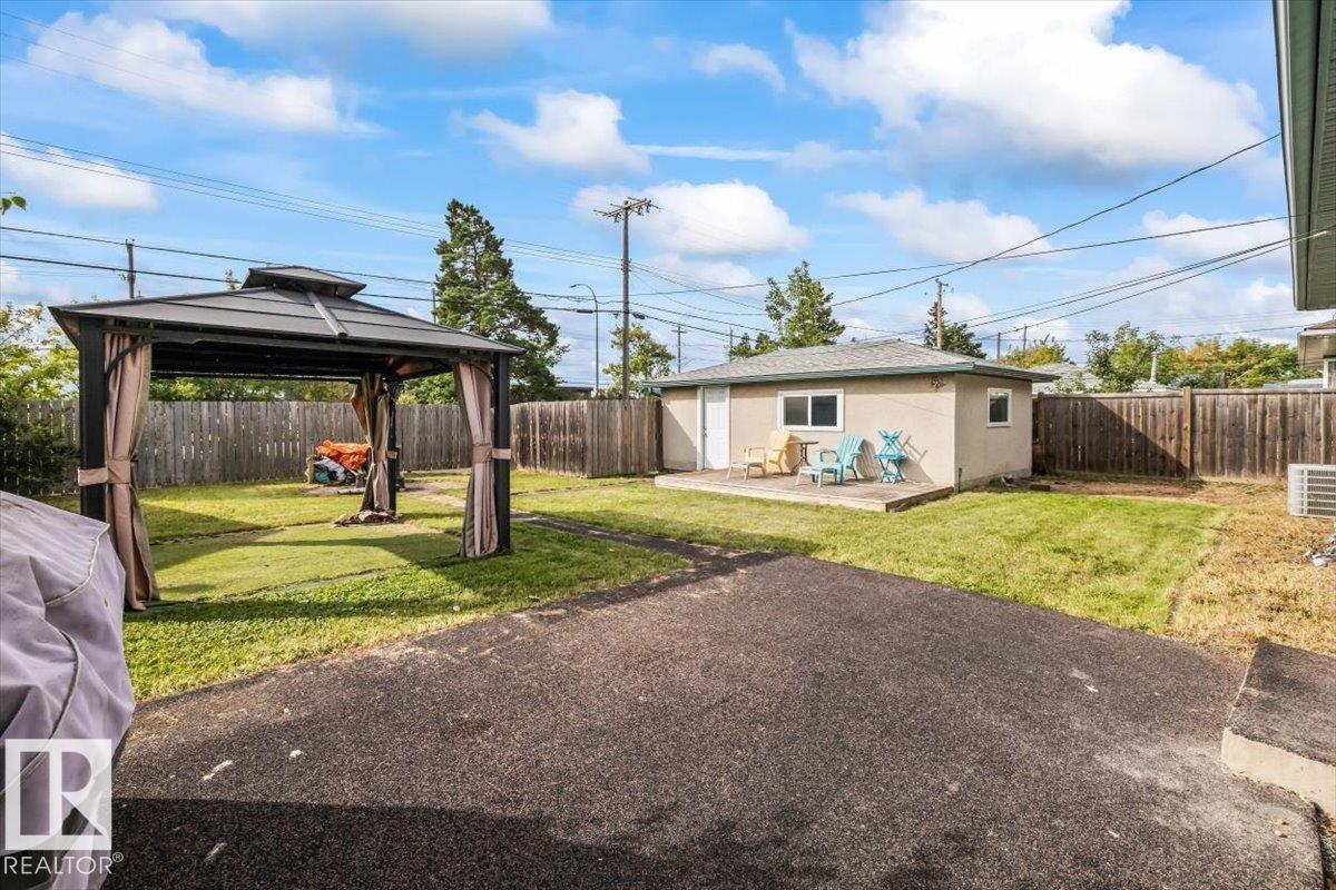 8663 64 AV NW - 21
