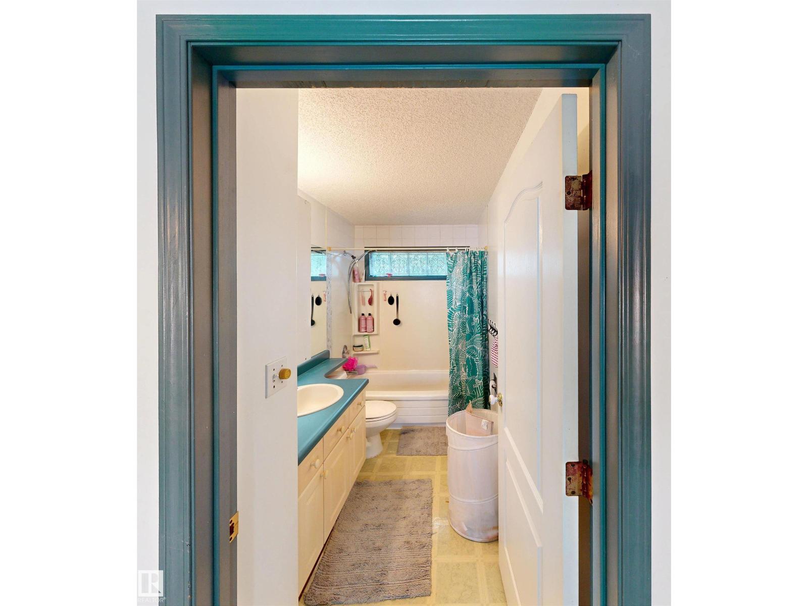 10941 81 AV NW - 34