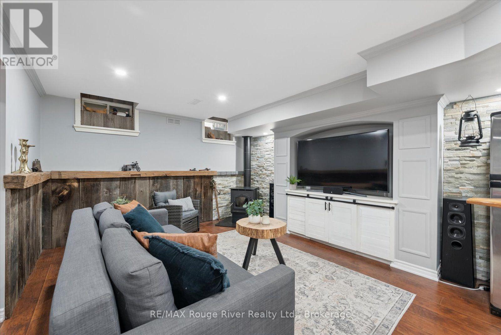 27 BAGNELL CRESCENT - 32