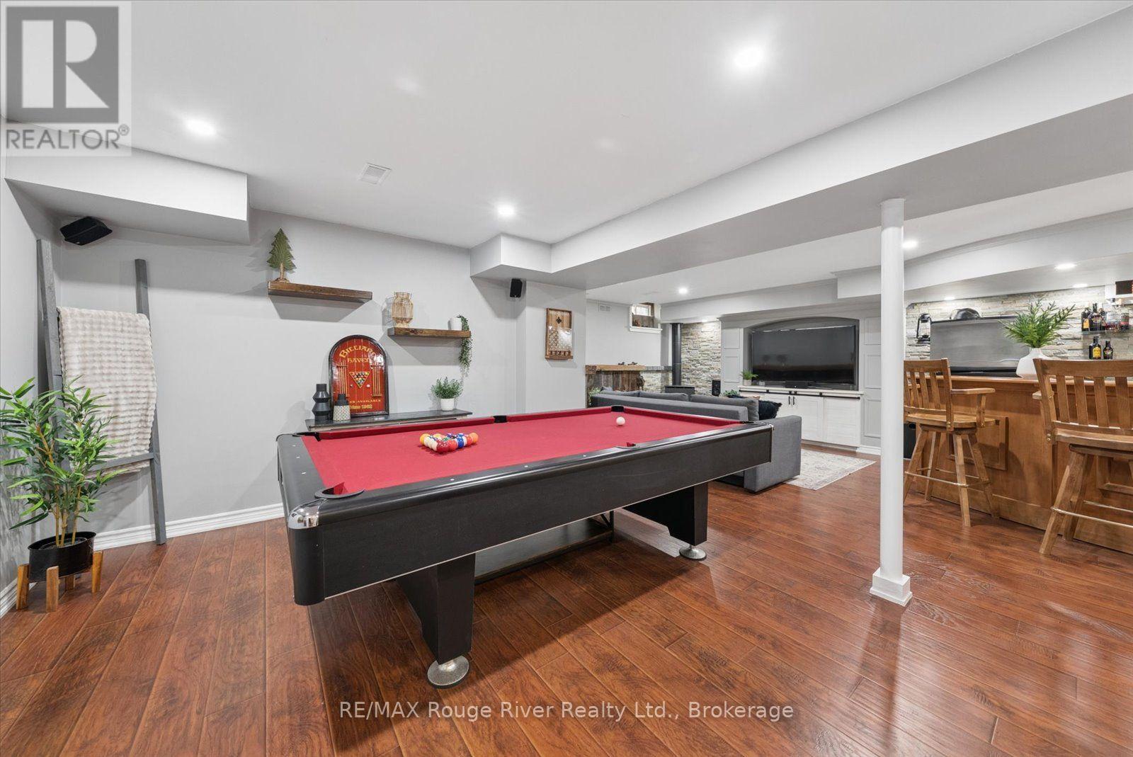 27 BAGNELL CRESCENT - 34
