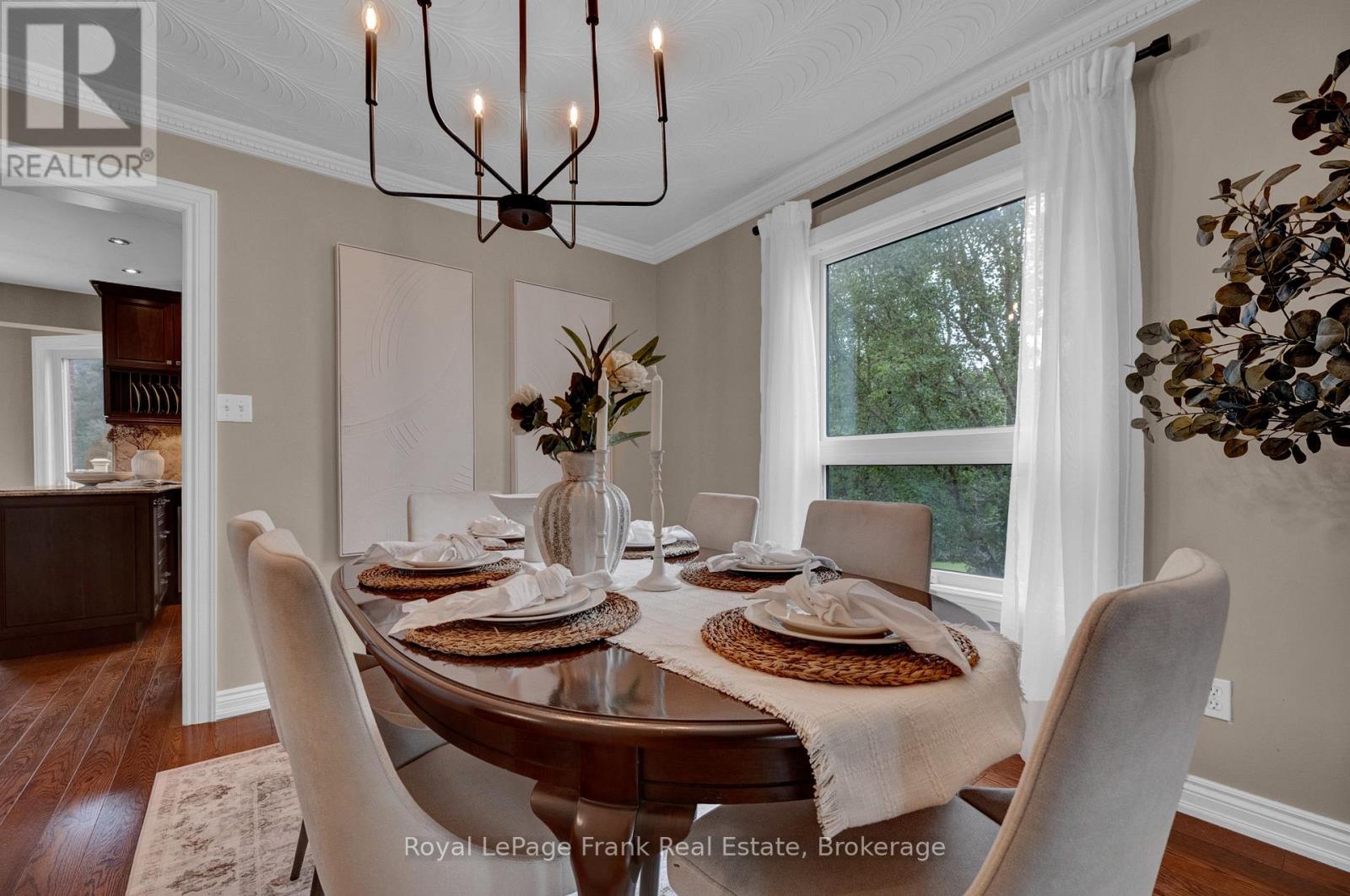 37 LIVING COURT - 10