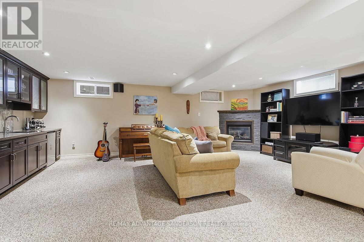 70 MAXINE COURT - 35
