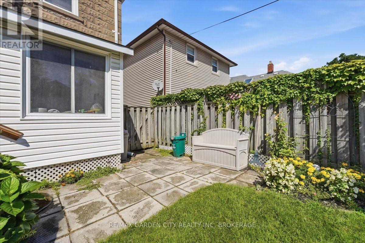 70 LOWELL AVENUE - 28