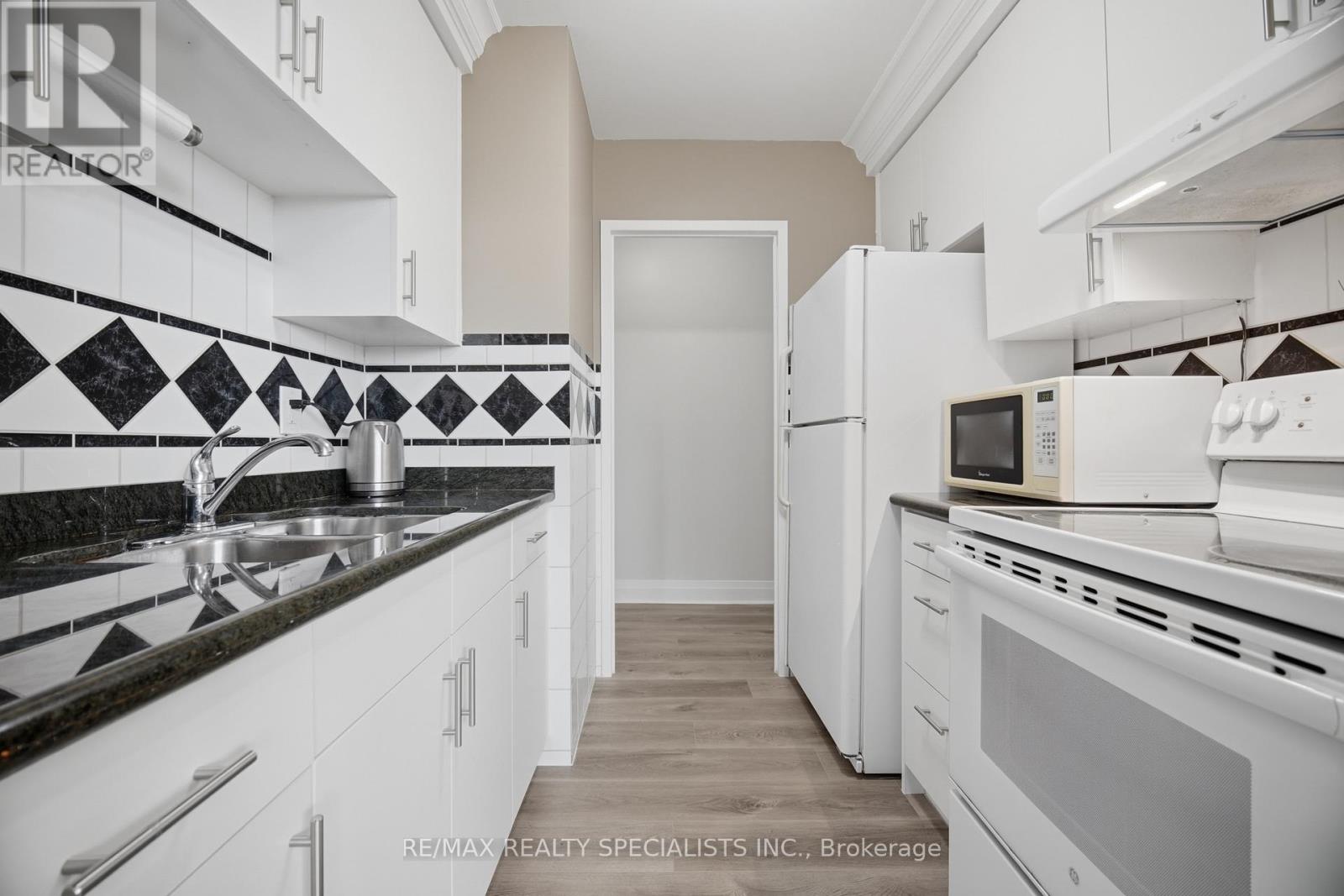 #403 3065 QUEEN FREDERICA DRIVE - 16
