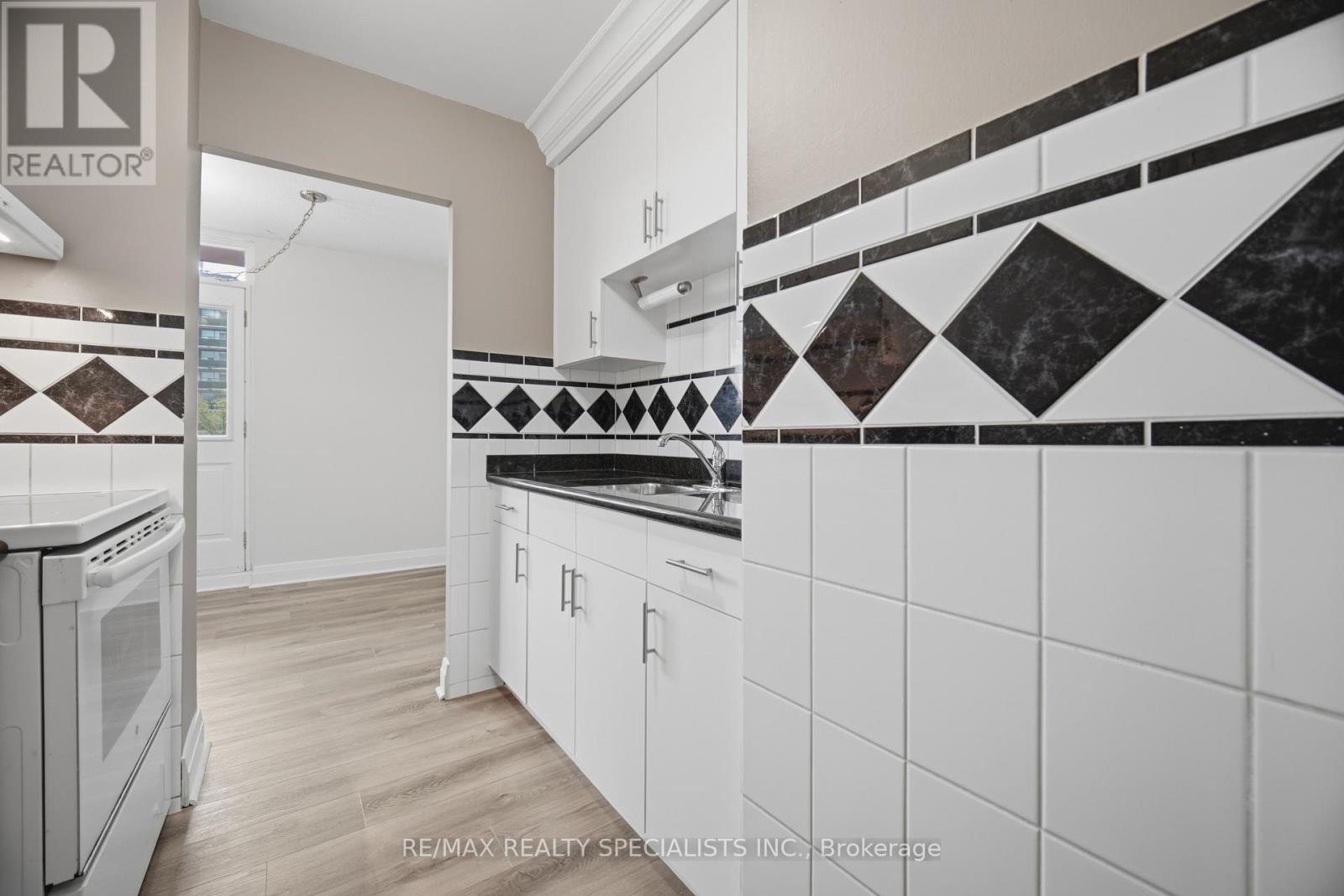 #403 3065 QUEEN FREDERICA DRIVE - 17