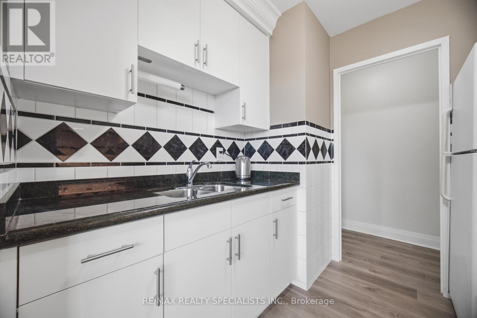#403 3065 QUEEN FREDERICA DRIVE - 18