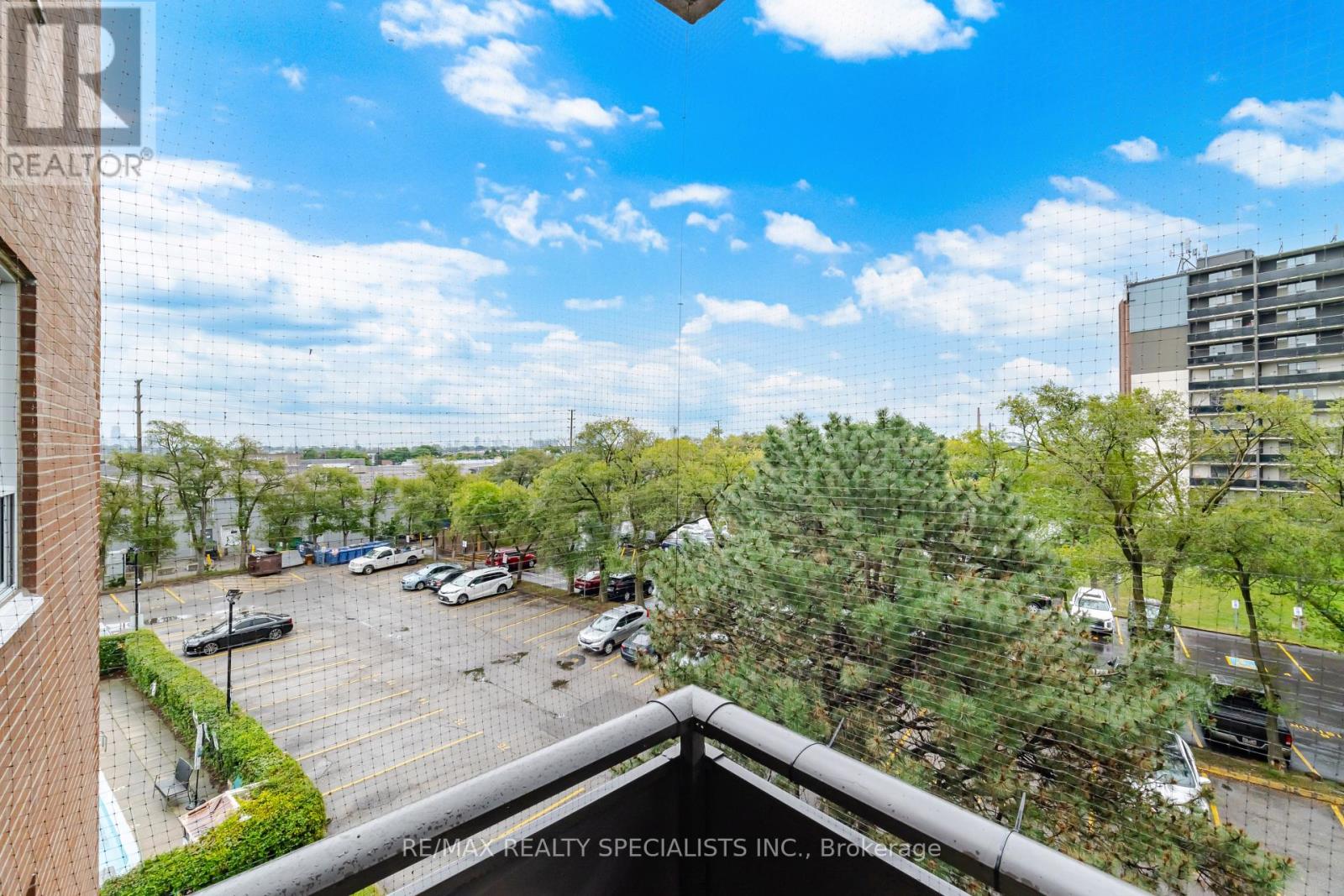 #403 3065 QUEEN FREDERICA DRIVE - 33